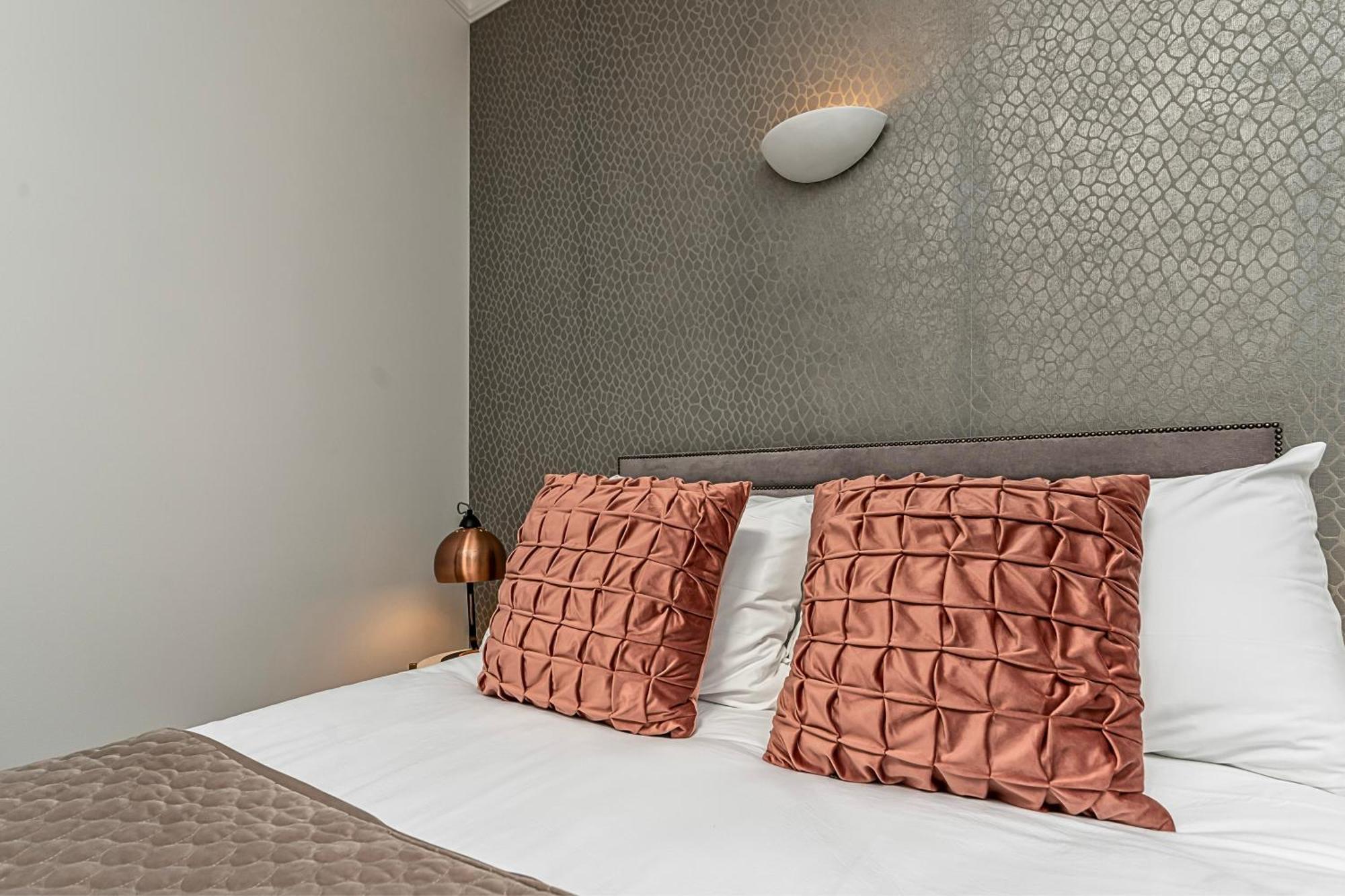 The Secret Kensington Garden Mews-2 Bedroom Full House-2 Train Lines- Spacious-Kings Road- Harrods -Chelsea Stadium-Private Small Patio Londra Exterior foto