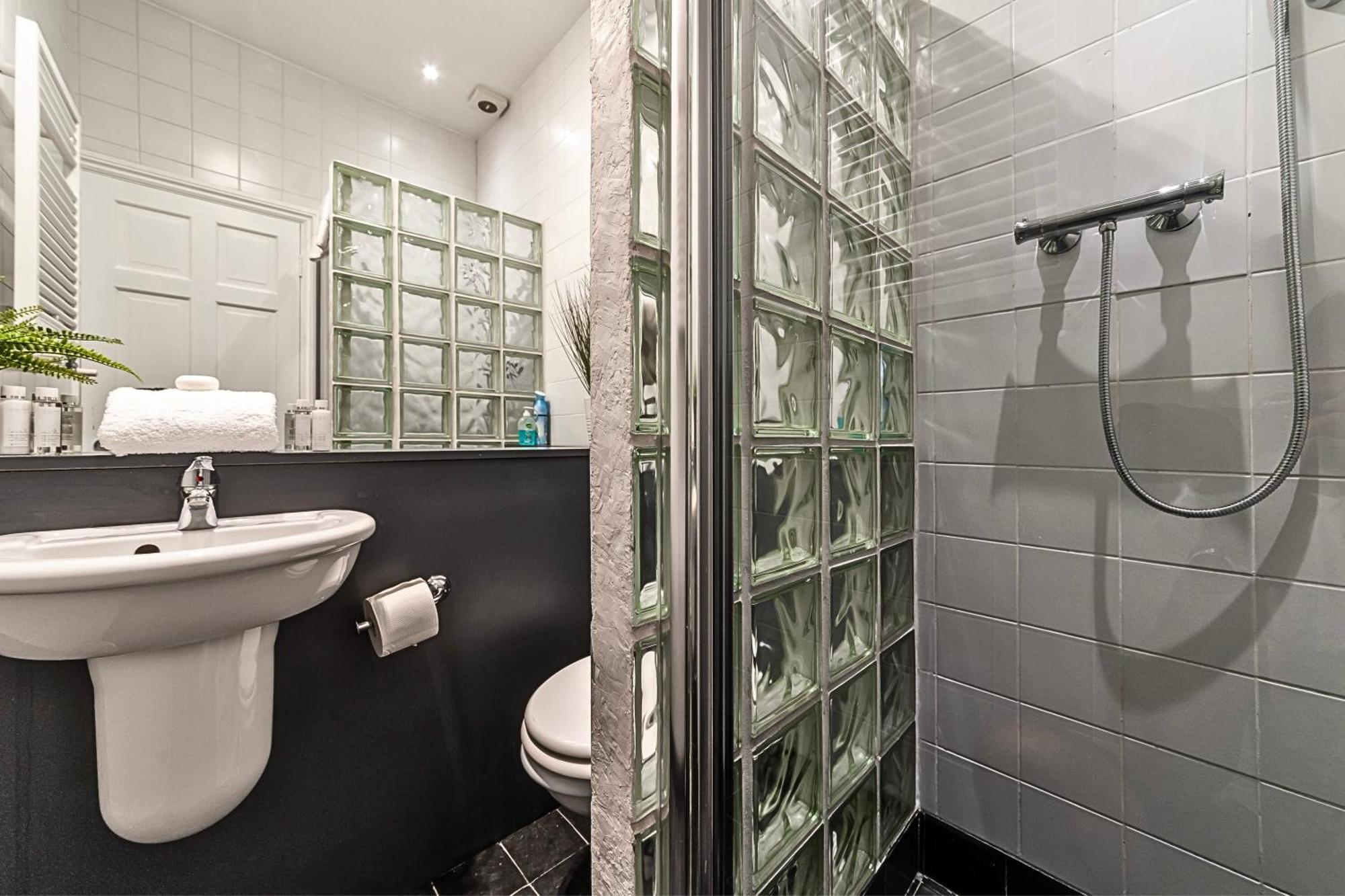 The Secret Kensington Garden Mews-2 Bedroom Full House-2 Train Lines- Spacious-Kings Road- Harrods -Chelsea Stadium-Private Small Patio Londra Exterior foto