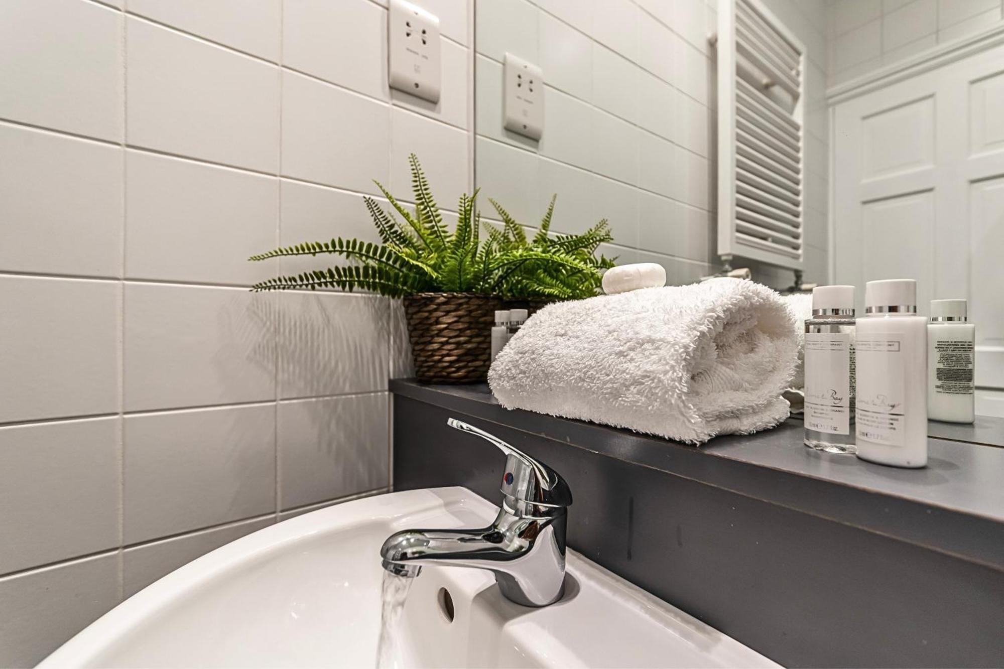 The Secret Kensington Garden Mews-2 Bedroom Full House-2 Train Lines- Spacious-Kings Road- Harrods -Chelsea Stadium-Private Small Patio Londra Exterior foto