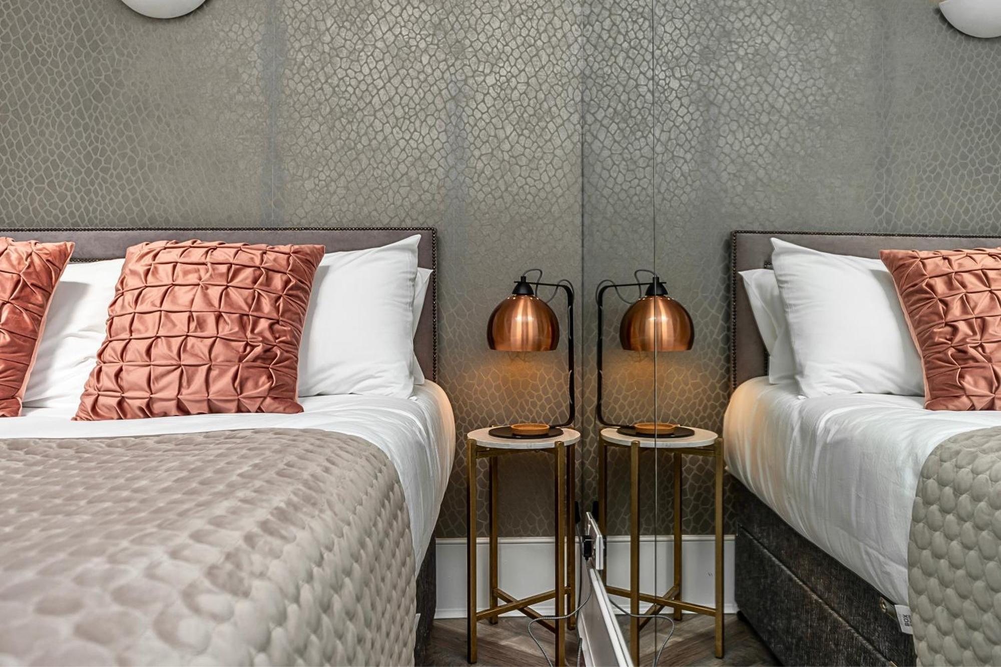 The Secret Kensington Garden Mews-2 Bedroom Full House-2 Train Lines- Spacious-Kings Road- Harrods -Chelsea Stadium-Private Small Patio Londra Exterior foto