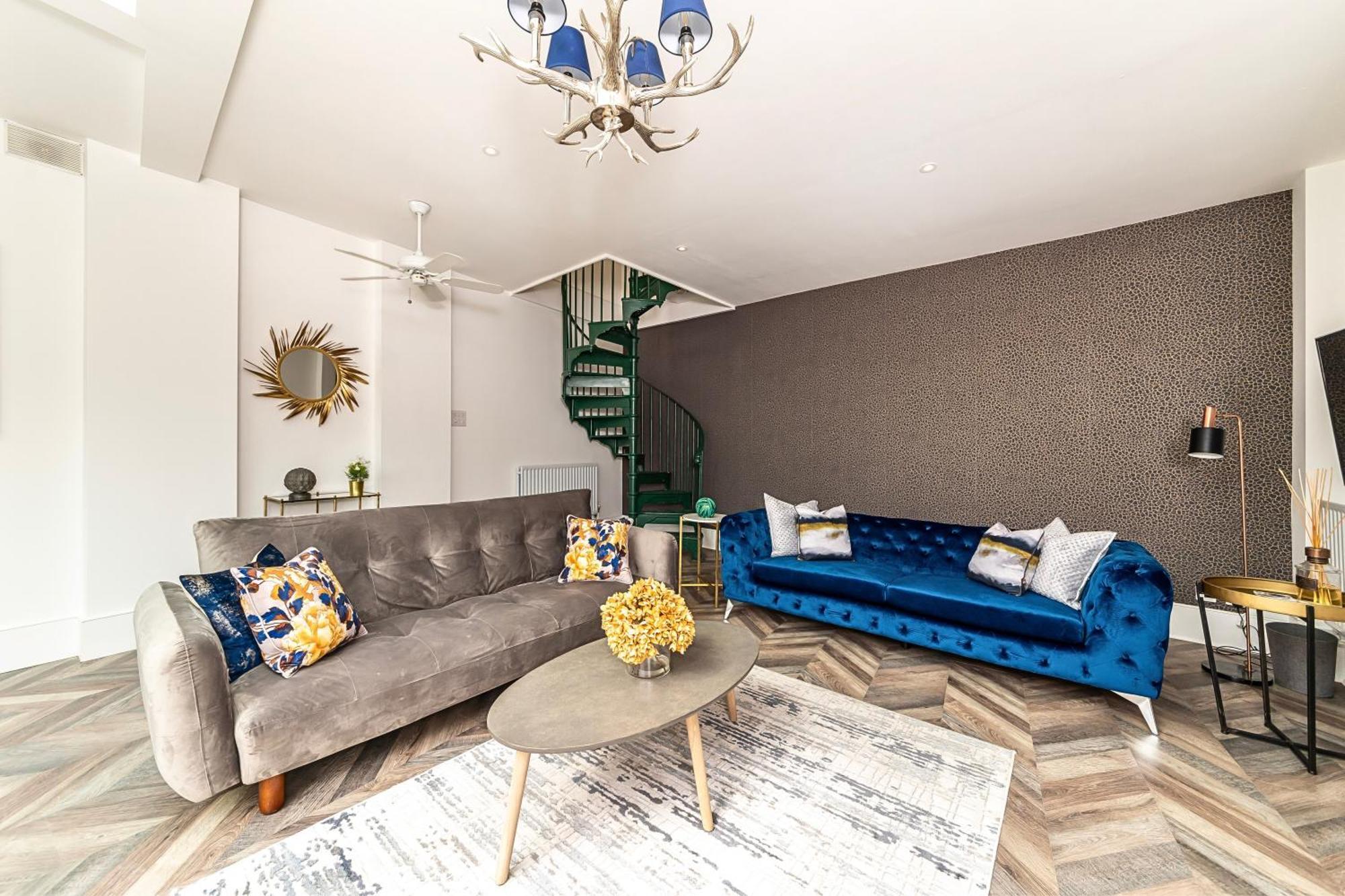 The Secret Kensington Garden Mews-2 Bedroom Full House-2 Train Lines- Spacious-Kings Road- Harrods -Chelsea Stadium-Private Small Patio Londra Exterior foto