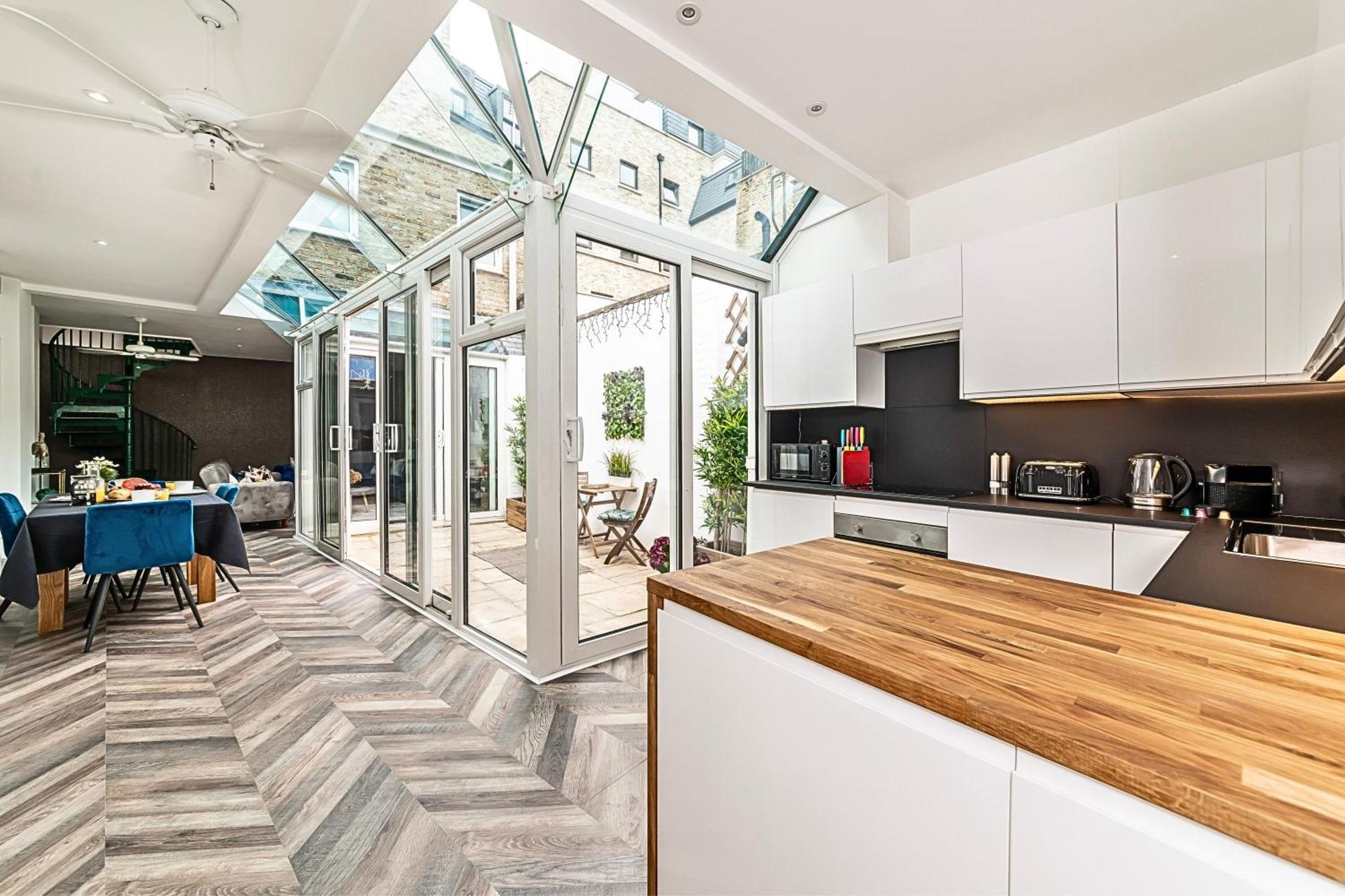 The Secret Kensington Garden Mews-2 Bedroom Full House-2 Train Lines- Spacious-Kings Road- Harrods -Chelsea Stadium-Private Small Patio Londra Exterior foto