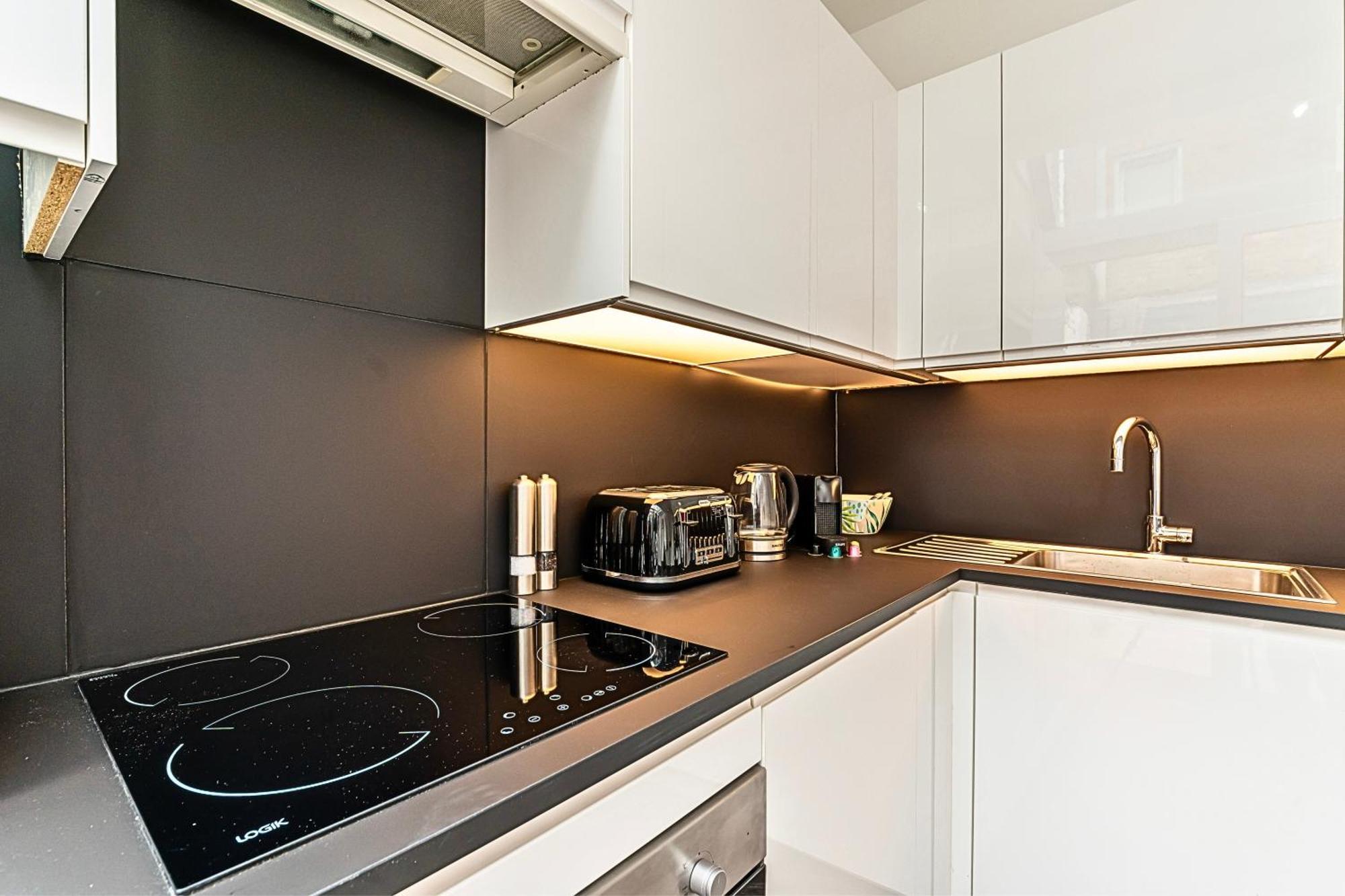 The Secret Kensington Garden Mews-2 Bedroom Full House-2 Train Lines- Spacious-Kings Road- Harrods -Chelsea Stadium-Private Small Patio Londra Exterior foto