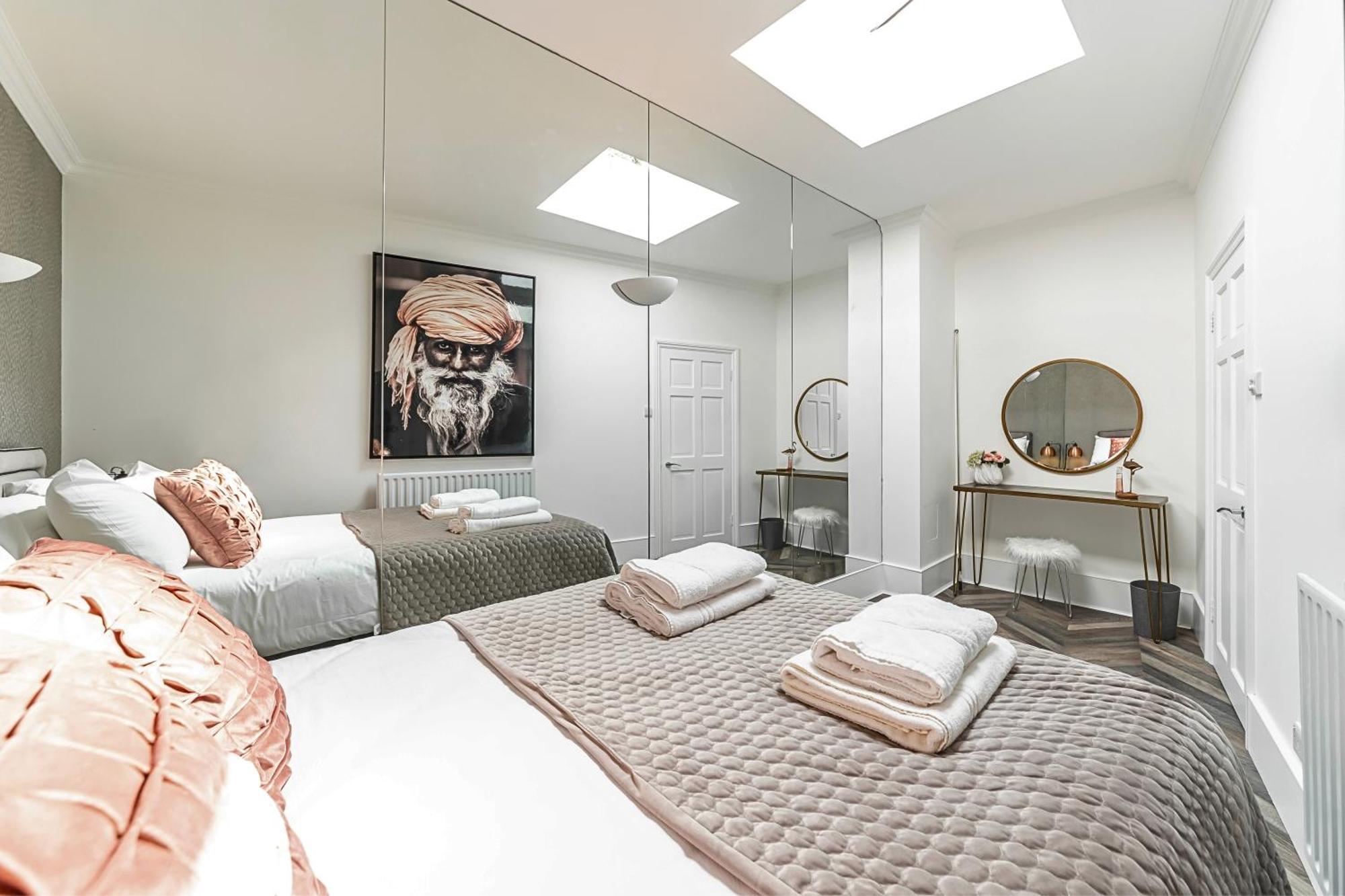 The Secret Kensington Garden Mews-2 Bedroom Full House-2 Train Lines- Spacious-Kings Road- Harrods -Chelsea Stadium-Private Small Patio Londra Exterior foto