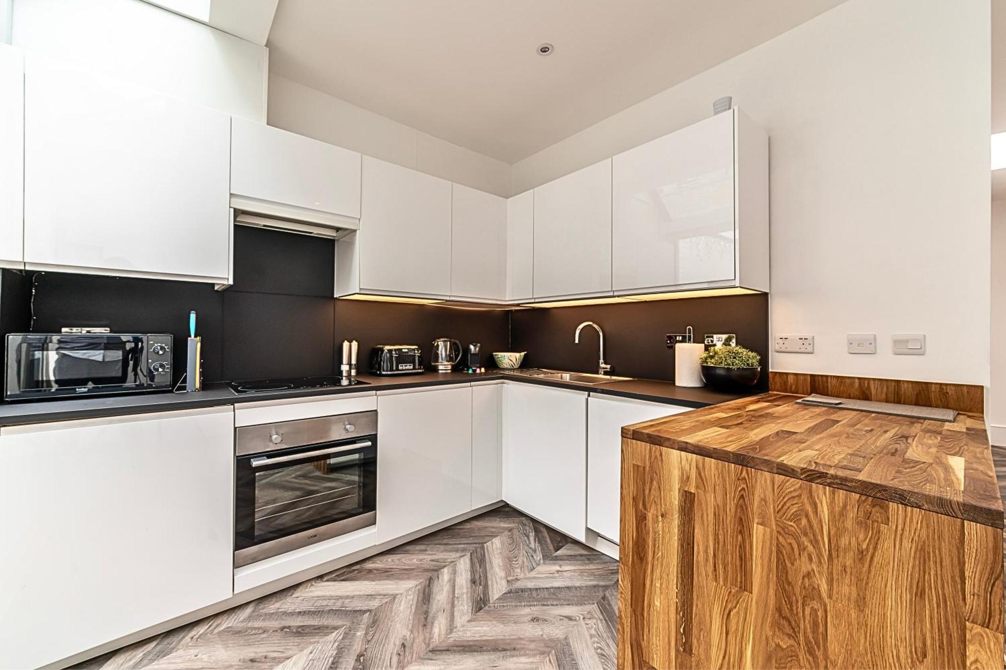 The Secret Kensington Garden Mews-2 Bedroom Full House-2 Train Lines- Spacious-Kings Road- Harrods -Chelsea Stadium-Private Small Patio Londra Exterior foto