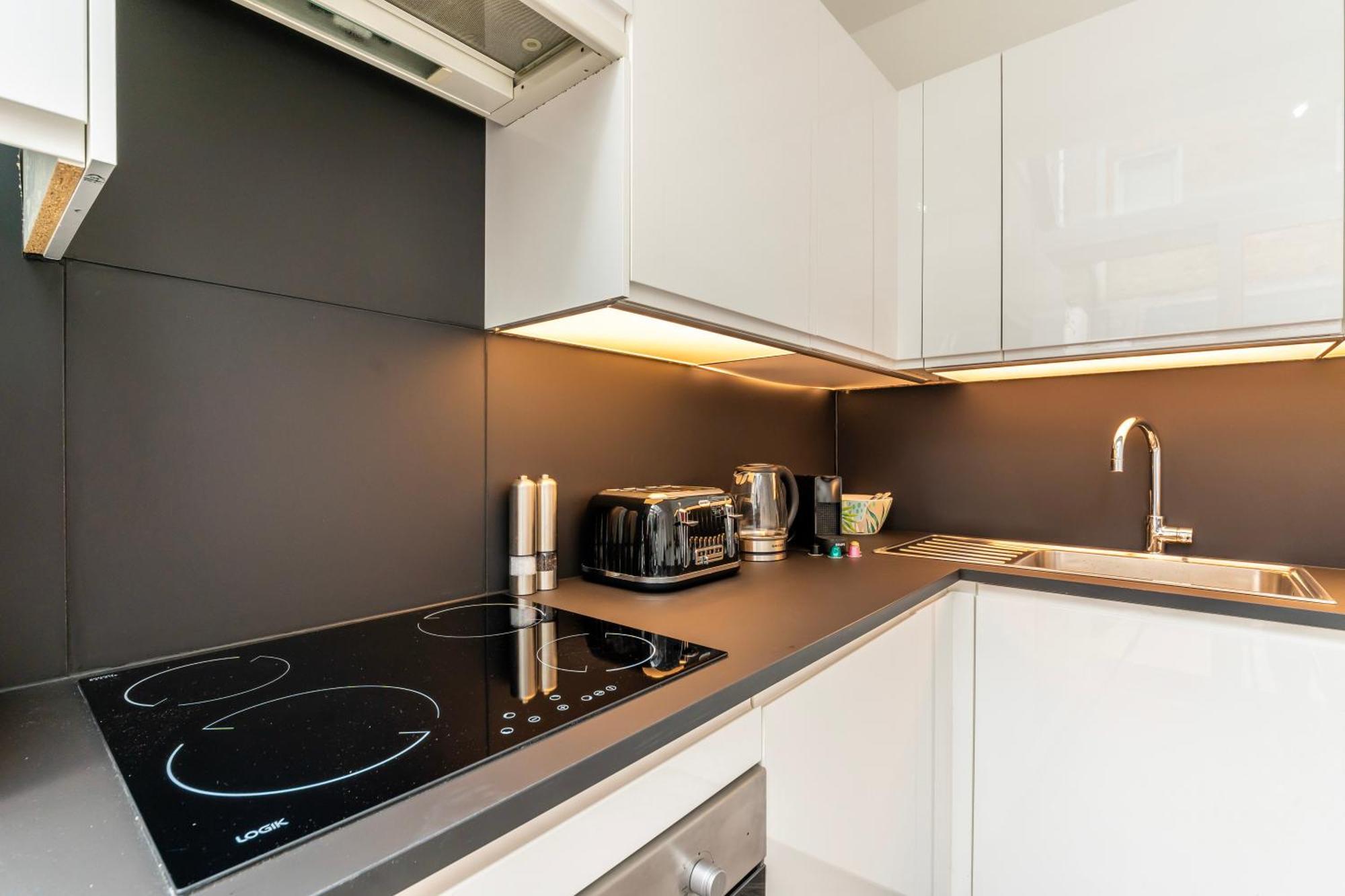 The Secret Kensington Garden Mews-2 Bedroom Full House-2 Train Lines- Spacious-Kings Road- Harrods -Chelsea Stadium-Private Small Patio Londra Exterior foto