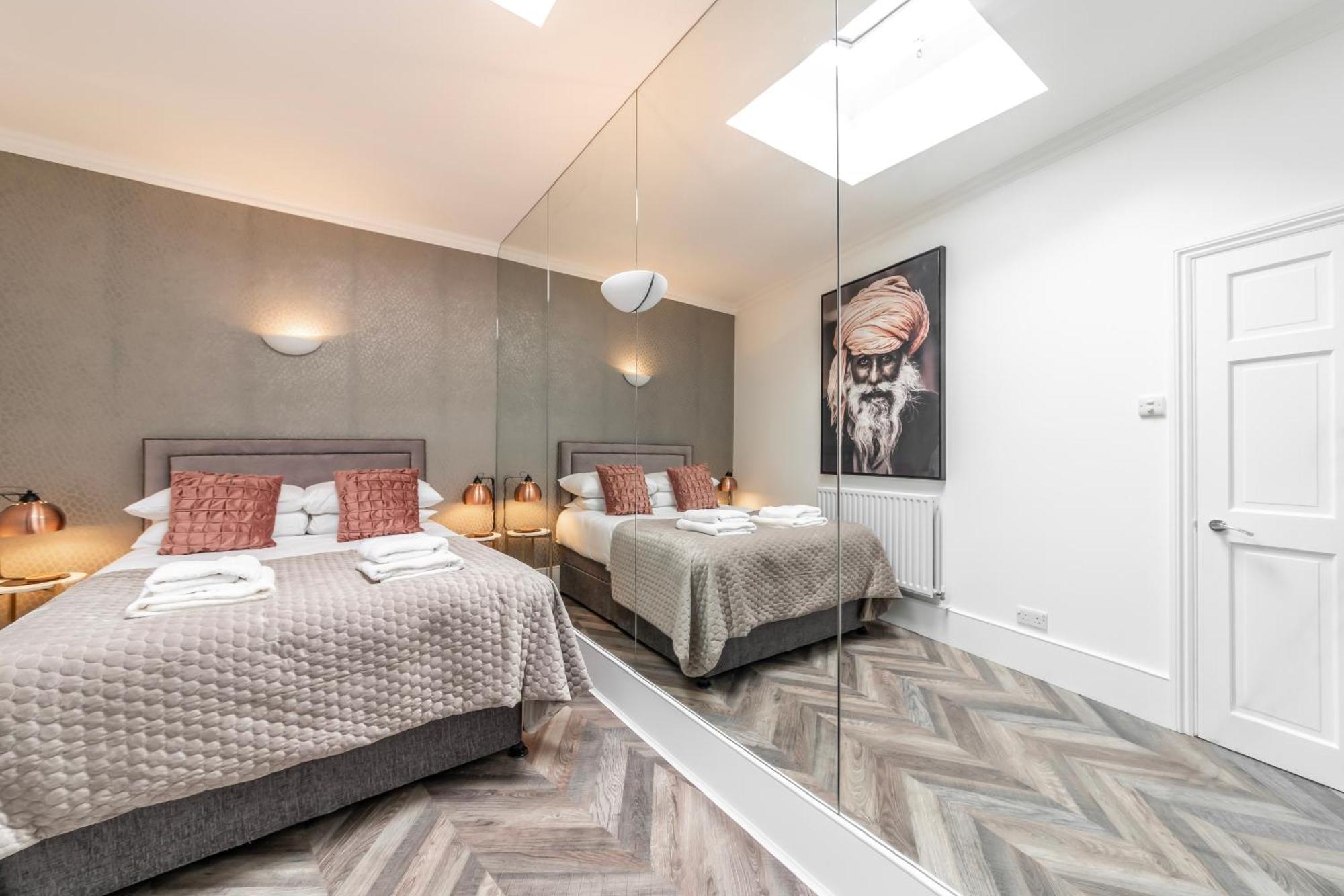 The Secret Kensington Garden Mews-2 Bedroom Full House-2 Train Lines- Spacious-Kings Road- Harrods -Chelsea Stadium-Private Small Patio Londra Exterior foto